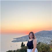 Studentessa di Scienze Politiche all’università degli studi di Firenze che impartisce lezioni di italiano e spagnolo